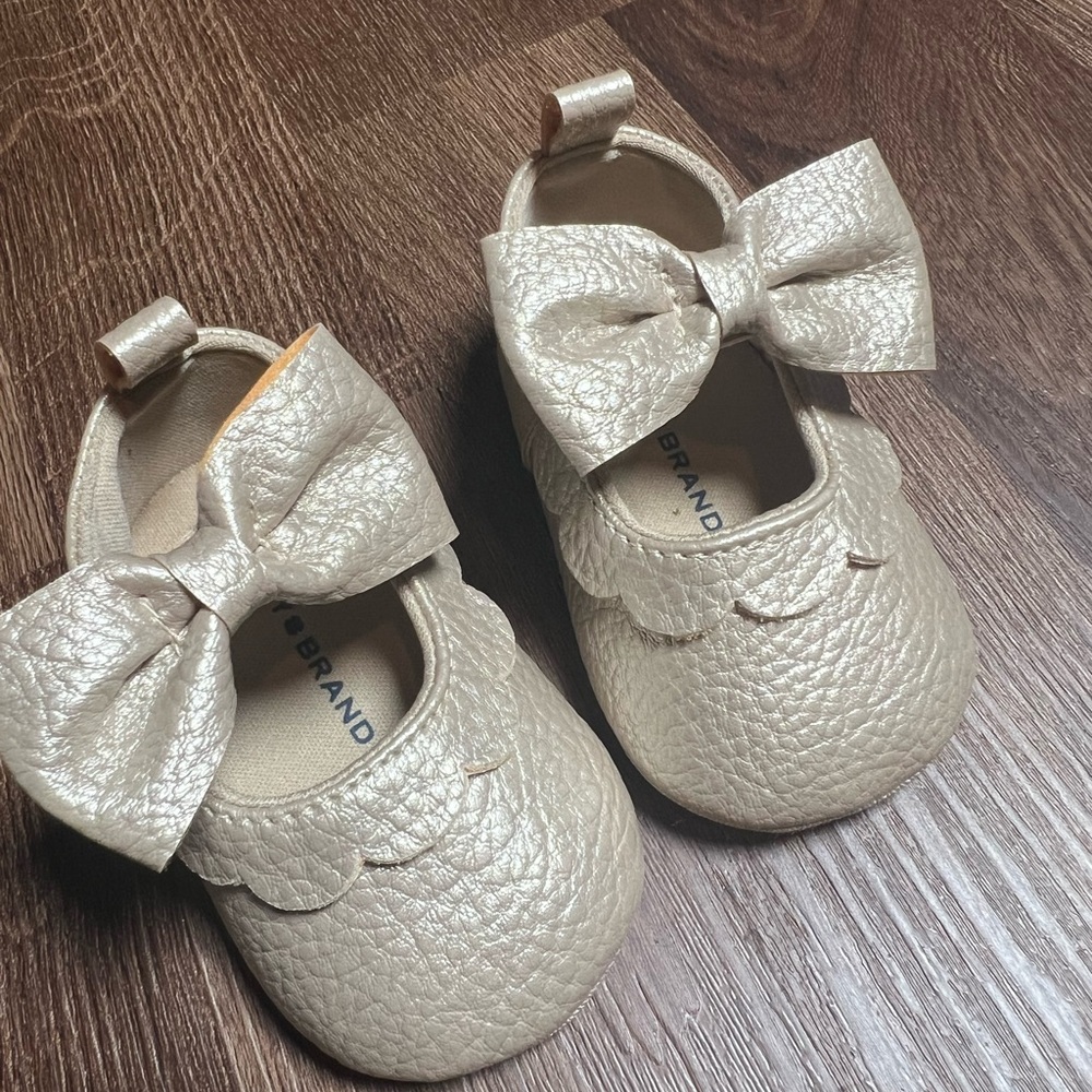 0-3 M Lucky Brand Gold Metallic Crib Shoes - Picture 1 of 4